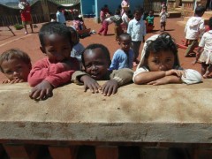 À Madagascar, l'association ASA ouvre des écoles. 