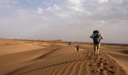 Marcher avec un jeune dans le désert marocain