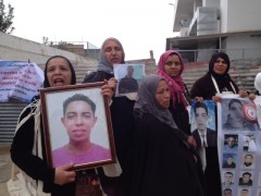Les mères tunisiennes montrent les photos de leurs fils disparus en Méditerranée. 
