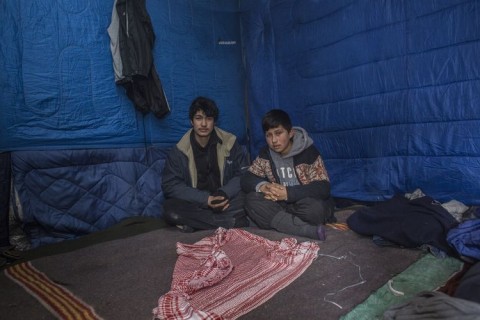 Mineurs isolés, dans leur tente à Calais. Photo prise lors du reportage de Marie-Chaudey : La Babel calaisienne sans langue de bois. © Hervé Lequeux/Hans Lucas pour La Vie