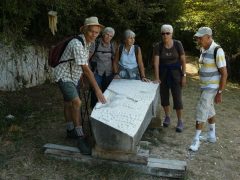 Petit groupe restreint des Amis pour cheminer le long du « sentier des pierres » au-dessus du village de Roissiat, dans le Revermont.